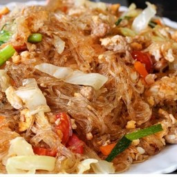 ข้าวราดผัดวุ้นเส้นหมูนุ่มใส่ไข่