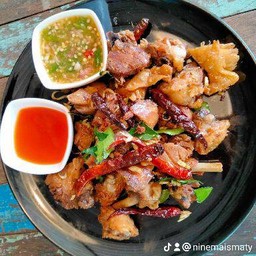 ไก่หุบบอนทอดกระเทียมราดข้าว(ไก่เลาะกระดูก)