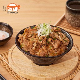 ข้าวหน้าหมูญี่ปุ่น (สันคอหมูสไลด์ผัดซอสสูตรพิเศษ)