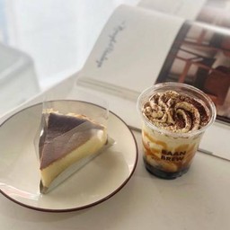 Happy Hour (15:00 -16:30)จำกัด วันนี้ 2 set นะคะ🥰(2 cakes get 1 cup 🍰🍰☕️✨)