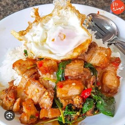 กระเพราหมูกรอบ+ไข่ดาว