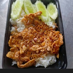 หมูกระเทียมราดข้าว