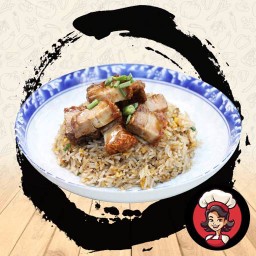 ข้าวผัดหมูกรอบ