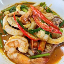 ข้าวหน้าหมึกกุ้งผัดกะหรี่