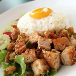 ข้าวไก่กรอบผัดพริกขี้หนู + ไข่ดาว