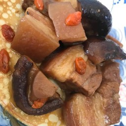 สามชั้นตุ๋นเห็ดหอม