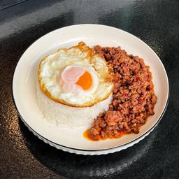 หมูสับพริกเผาราดข้าวและไข่ดาว