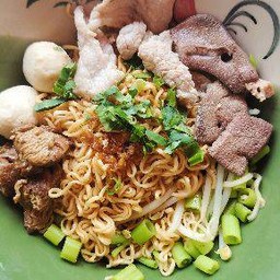 นุช ก๋วยเตี๋ยวเรือ วัดสะแกใน