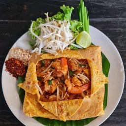 ผัดไทห่อไข่กุ้งสด