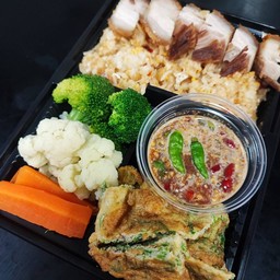 ข้าวผัดน้ำพริกกะปิ+โป๊ะหมูกรอบ+ไข่ชะอมพร้อมน้ำพริกกะปิ