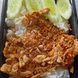 ข้าวหน้ากระเทียม(เลือกเนื้อสัตว์ได้คะ)