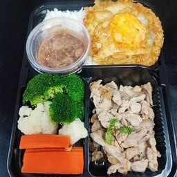 ชุด ข้าวเนื้อทอดกระเทียม+ไข่ดาว+น้ำพริกกะปิพร้อมผัก