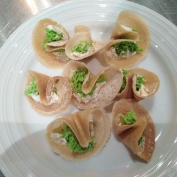 ขนมเบื้องใส้ใบเตย