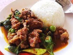 ผัดพริกแกงเนื้อชิ้น (ราดข้าว)
