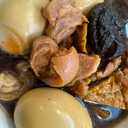 ไข่พะโล้เต้าหู้คากิขาหมู