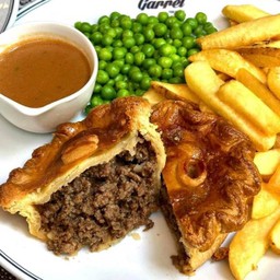 ANGUS STEAK MINCE & ONION PIE, CHIPS, PEAS & GRAVY