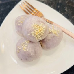 ขนมเปี๊ยะไส้เผือกไข่เค็ม กล่อง 6 ชิ้น