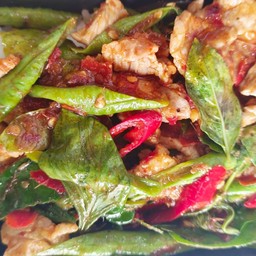 ผัดพริกแกงหมูราดข้าว