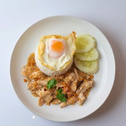 ข้าวผัดกระเทียมพริกไทยไก่
