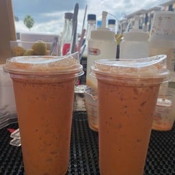 ร้านน้ำซุ้มขาว น้ำผลไม้ปั่น นมสด กาแฟสด สมูตตี้ ปังเย็น ขนมปังปิ้ง