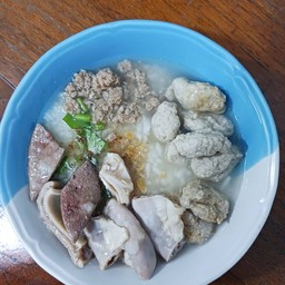 ข้าวต้มหมูเครื่องใน