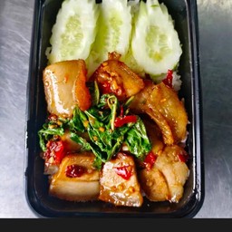 ผัดกระเพราหมูกรอบราดข้าว