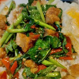 คะน้าหมูกรอบ+ไข่ดาว