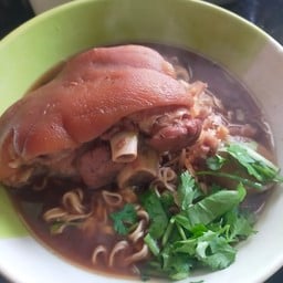 ก๋วยเตี๋ยวต้มยำขาหมู