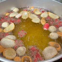 คุณลูกค้ามั่นใจได้คับ ทางร้านของเราใช้น้ำมันทอด สดใหม่ทุกวัน