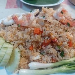 ข้าวผัดทะเล กลาง