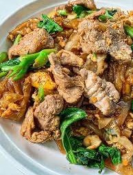 ก๋วยเตี๋ยวผัดซีอิ้วเนื้อ