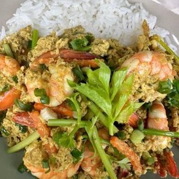 กุ้งผัดผงกระหรี่ กับข้าว