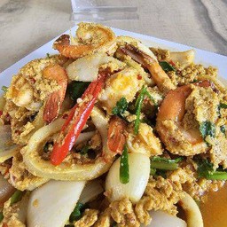 กุ้งหมึกผัดผงกะหรี่