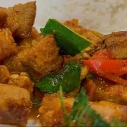 ข้าวหมูกรอบพริกแกงใต้