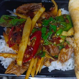 หน่อไม้ผัดพริกแห้งเนื้อชิ้นราดข้าว