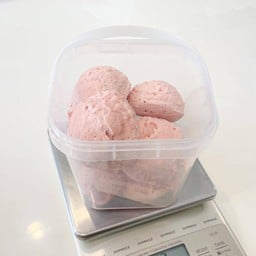 Greek scoops 500 g. รสสตอเบอร์รี่ แถมซอส 30 กรัม