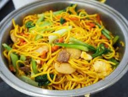 หมี่เหลืองผัดซีอิ้วเนื้อ