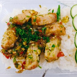 ข้าวหมูกรอบคั่วพริกเกลือ