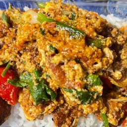 ผัดผงกะหรี่สามชั้นทอดราดข้าว