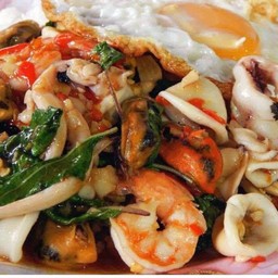 กระเพรารวมหมู หมึก กุ้งราดข้าว