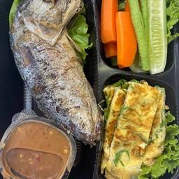 ชุดน้ำพริกกะปิ ปลาทู ไข่เจียวชะอม ผักสด