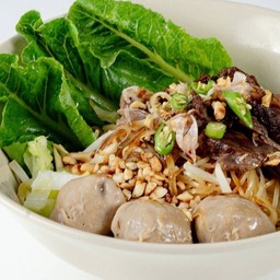 ก๋วยเตี๋ยวแห้งเนื้อรวม beef noodles without soup