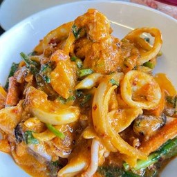 ข้าวหมึกผัดไข่เค็ม