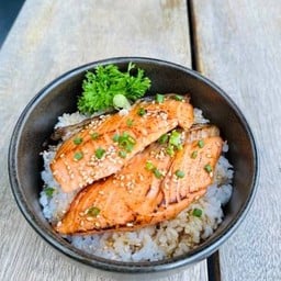 ข้าวหน้าปลาแซลม่อนย่างซีอิ๊ว