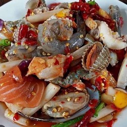 ยำไหลบัวปลาแซลมอนกุ้งสดหอยเคง
