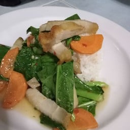 ข้าวคะน้าหมูกรอบ