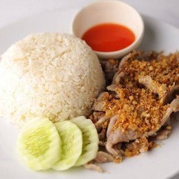 ข้าวหมูกระเทียมพริกไทย