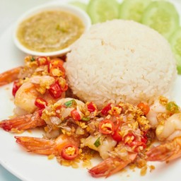ข้าวราดผัดคั่วพริกเกลือ (น้ำจิ้มซีฟู้ด)