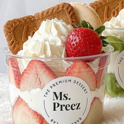 Greek cream cake strawberry