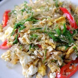 ผัดวุ้นเส้นชะอมใส่ไข่